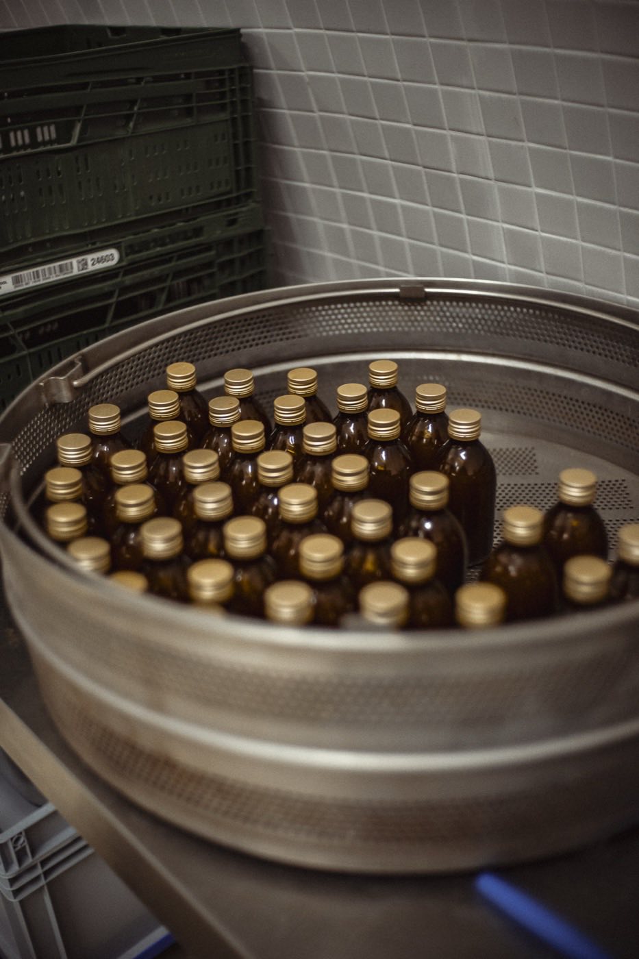Abgefüllte Flaschen in einem Kessel